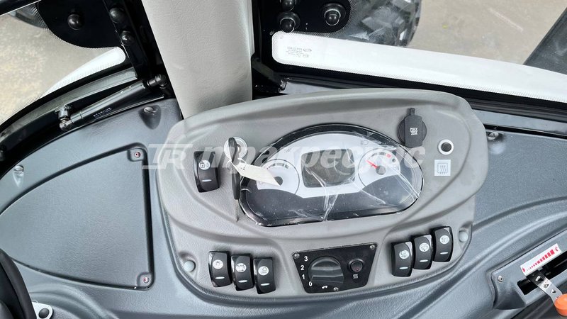 Экскаватор-погрузчик TRM B4X